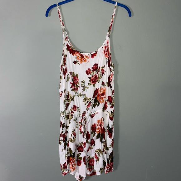 3/$27 Ambiance Rose Patterned Romper Size Large - Picture 5 of 6